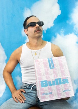 Chico sosteniendo bolsa delivery Bulla 