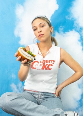 Chica sosteniendo una Burger de Bulla Burgers Alicante 