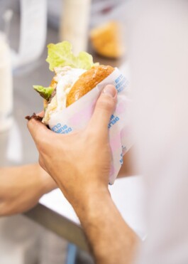 Zoom a una mano sosteniendo una Burger de Bulla 