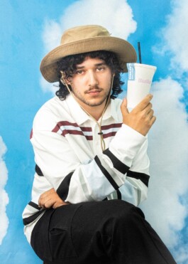 Chico con sombrero sosteniendo un Shake de Bulla Burgers Alicante 
