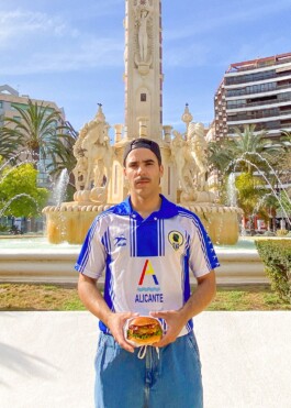 Herculano sujetando una Bulla delante de la Plaza de los Luceros en Alicante 